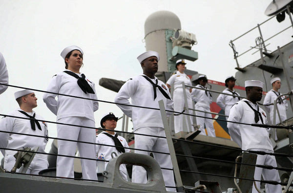 图为船舷边站立的美海军水兵.