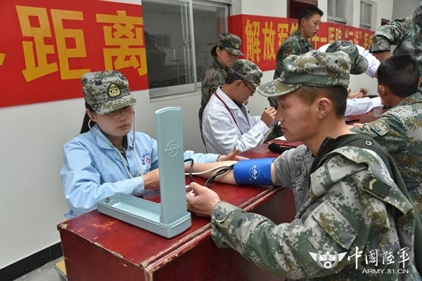 西藏山南军分区携手解放军第41医院为边防官兵巡诊