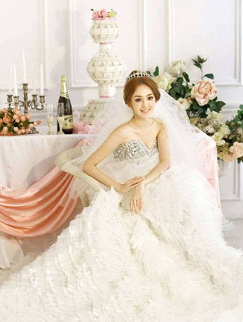 新娘穿着穿婚纱干_穿着婚纱的新娘动漫(3)