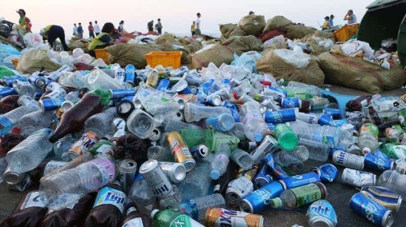 韩国釜山海滩变"垃圾场" 清洁工叫苦不堪