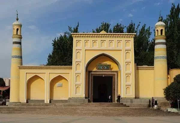 艾提尕尔清真寺 沿中巴公路返回喀什市后在市区内参观香妃墓,艾提尕