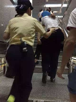 赞!女子在广州地铁中晕倒,员工秒变女汉子