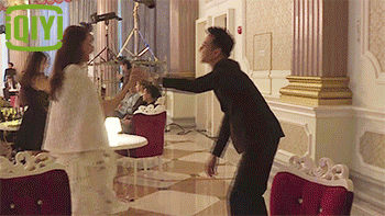 《放弃我 抓紧我》曝cp海报,王凯居然发了一条这样的微博……壁咚,床