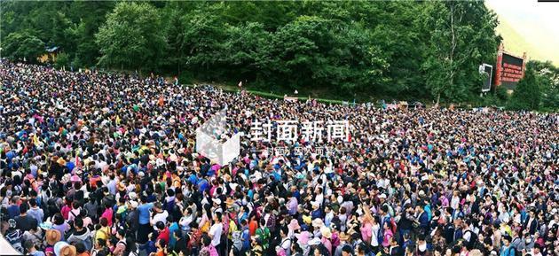 四川九寨沟进入旅游旺季游客排队4小时进景区