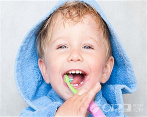 4岁宝宝从不刷牙,牙根腐蚀齿根化脓!宝宝多大