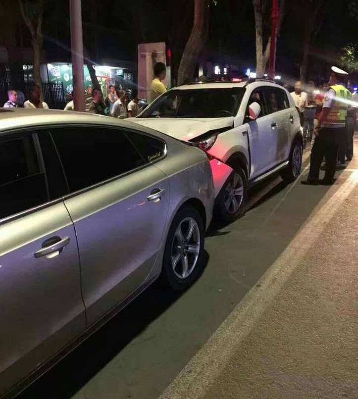 先撞车后打人!就发生在昨晚10点多,你看见了吗?