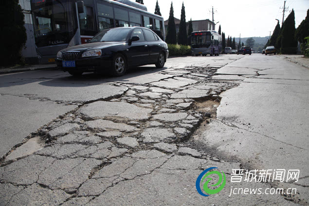 叶家河到吴家沟的路坑坑洼洼 村民打趣说出门像坐山地卡丁车