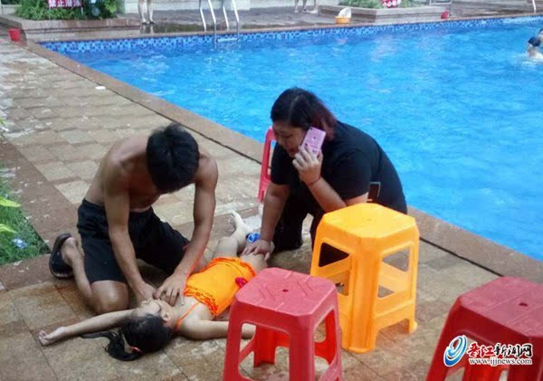 晋江梅岭双沟汇景城小区,一名8岁小女孩在小区游泳池不幸溺水,尽管