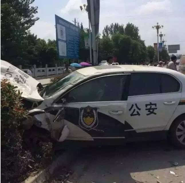 在南郑县石拱街和龙岗大道交汇的十字路口,发生一起交通事故,警车,村