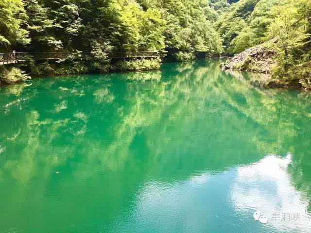 碧绿的湖水