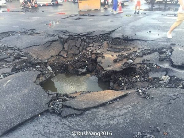 沪东宝兴路水管爆裂致路面塌陷 修复需1-2天