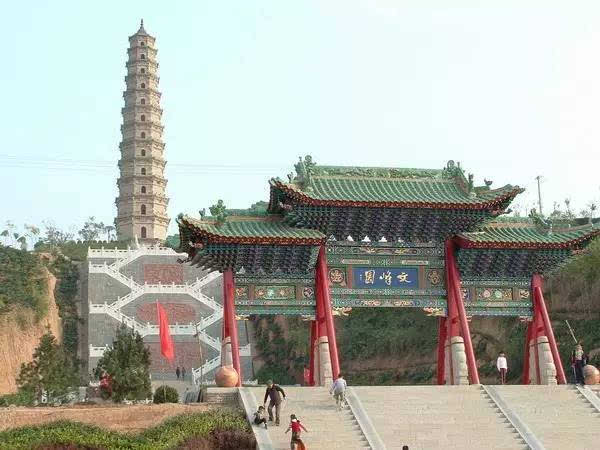 榆社有3个比较著名的文物及旅游景点,千佛洞,文峰塔,云竹湖!