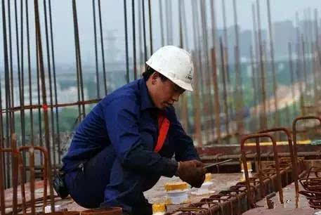 不知道这些建筑工人当时说什么…也许他们会说:为了养家,吃苦受累都