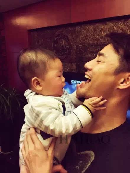 王凯也po过一张怀抱宝宝的照片,不过宝宝的重点好像在凯凯王的这个