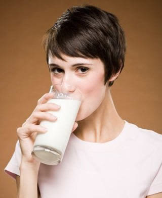 晚上喝牛奶易得结石吗(1)