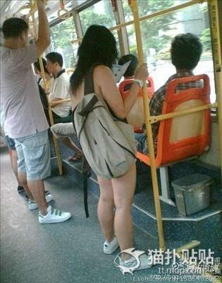 公交车上的美女有穿衣服?