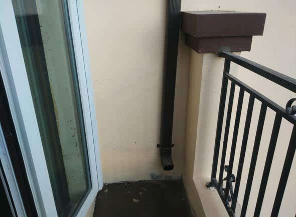 天台室外雨水管留在住户阳台 一下雨全是水
