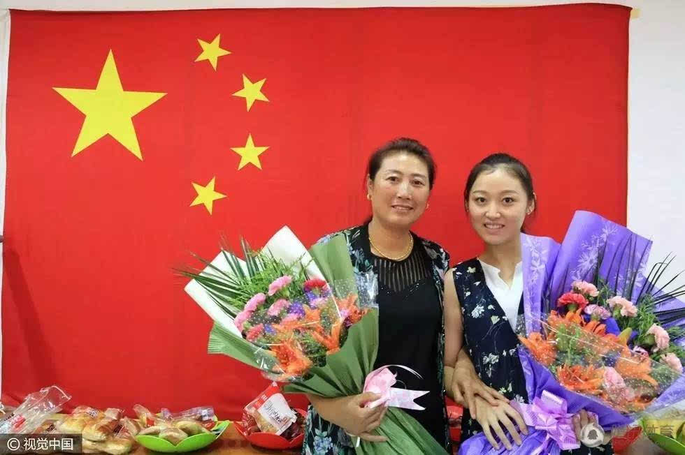 大庆王镇奥运竞走被踩掉鞋仍夺金牌妻子貌美如花即将有第二个娃