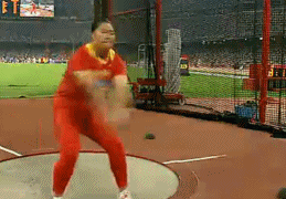 链球项目的决赛第一投,张文秀就投出了74米的好成绩.