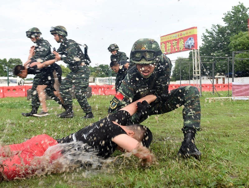 人物|特战武警击毙暴恐分子:被爆炸震晕,惊醒再战斗