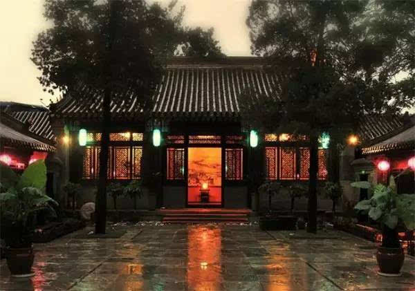 经过数百年的营建,北京四合院从平面布局到内部结构,细部装修都形成了