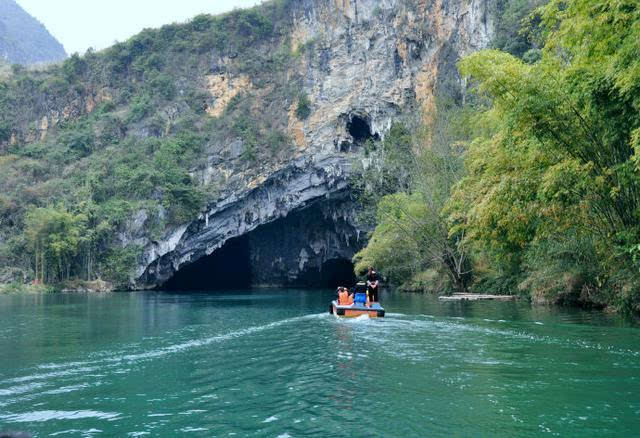 广西巴马 水波天窗(百鸟岩)景区