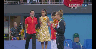 何姿 男主角:秦凯 地点:里约3米跳板跳水游泳池边上 场务人员:施廷懋