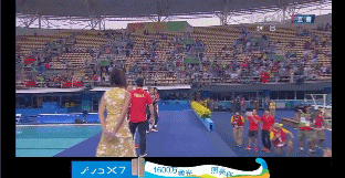 何姿 男主角:秦凯 地点:里约3米跳板跳水游泳池边上 场务人员:施廷懋