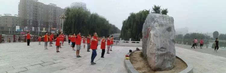封丘人民公园:谁在制造垃圾,谁在美化环境!