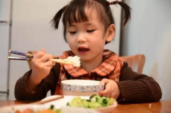 北京部分幼儿园用餐不提供勺子 用不好筷子就