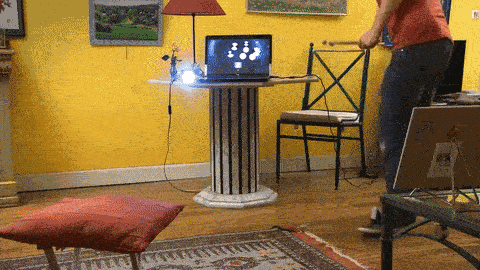 在虚拟现实里用空气弹奏 Coldplay 的《Clocks