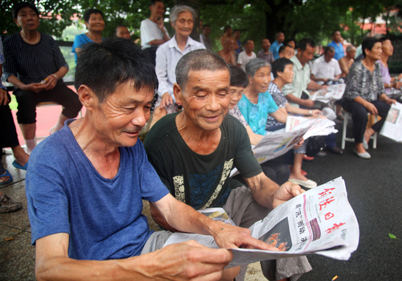 官兵帮扶农民(图片来源:市委宣传部)