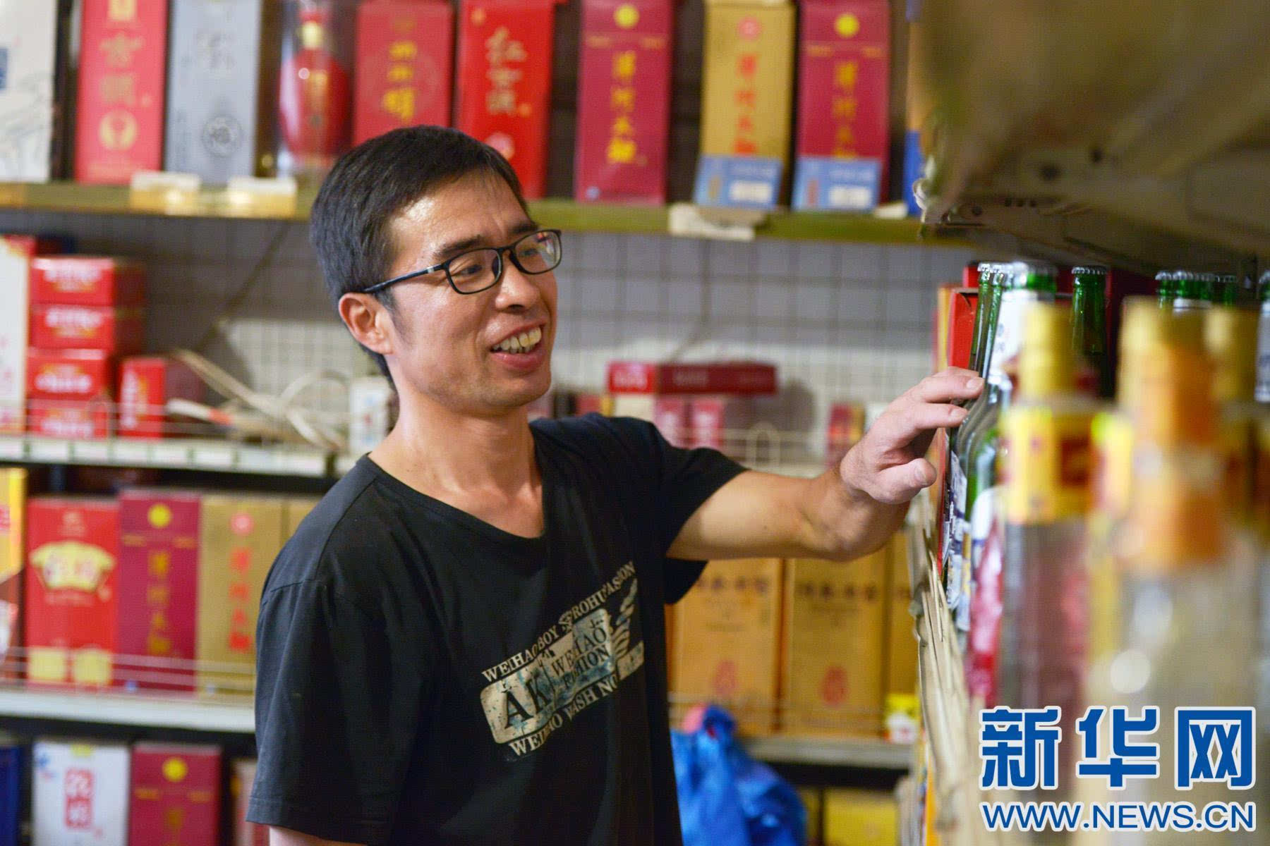 图为邢台县一家小超市的老板在清点自己的商品. 新华网 王立鹏摄