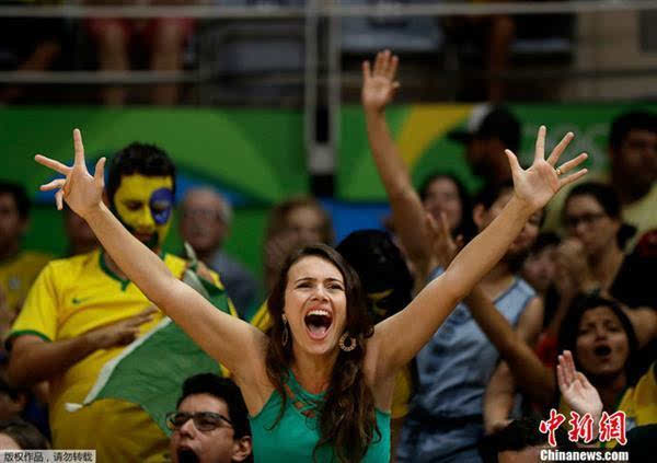 当地时间8月10日,里约奥运女子举重69公斤比赛,观众席上一位美女观众