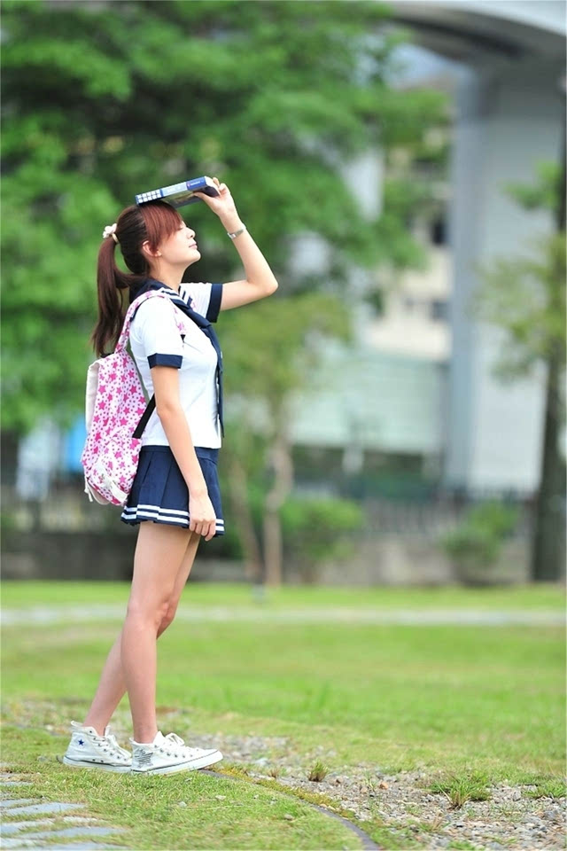 台湾清纯美女学妹短裙校服写真尽显清凉气息