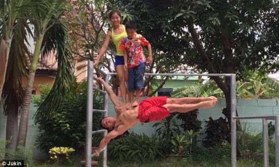 强壮！泰国男子横摆出旗杆姿势身上站两孩子