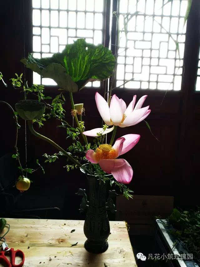 逐一传递莲花和平心灯并手捧莲花和平心灯随少林寺僧团一起,绕塔林三