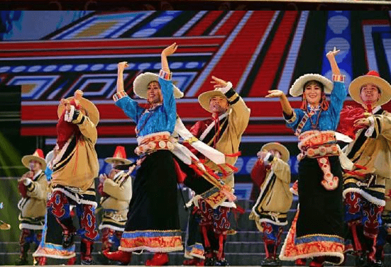 "三色班玛"艺术团锅庄舞精彩亮相北京人民大会堂