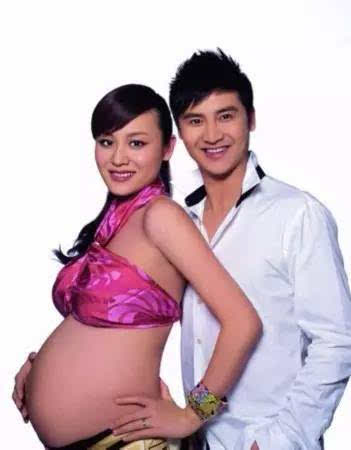 跳水小王子田亮,在妻子叶一茜怀孕的时候,陪她拍着了一组大肚孕照.