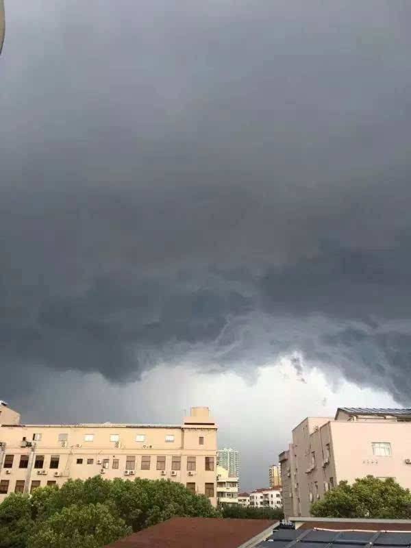 雷雨前的天空浦东网友:李晶晶摄