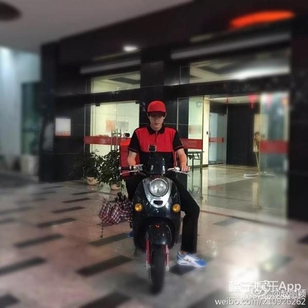 [娱乐早报]杨幂黄子韬同上综艺王健林携鲁豫坐