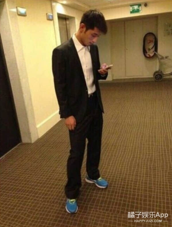 [娱乐早报]杨幂黄子韬同上综艺 王健林携鲁豫坐