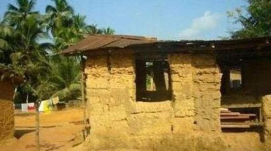 非洲穷人住的房子.一面简单的土墙,上面盖的是一些杂草编的顶篷.