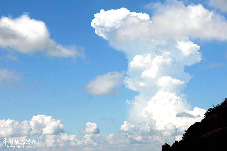 夏日游黄山在蓝天白云下:我相信伸手就能碰到天(中国网)