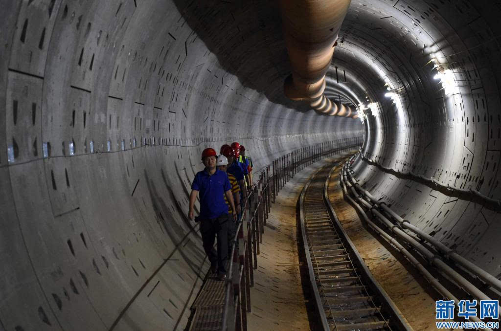 北京地铁盾构隧道近接施工技术研究