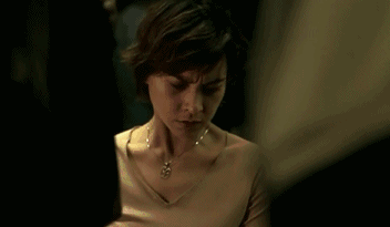 回家的时候女主坐地铁,她很奇怪,为什么那么多人站着,就是不坐她旁边