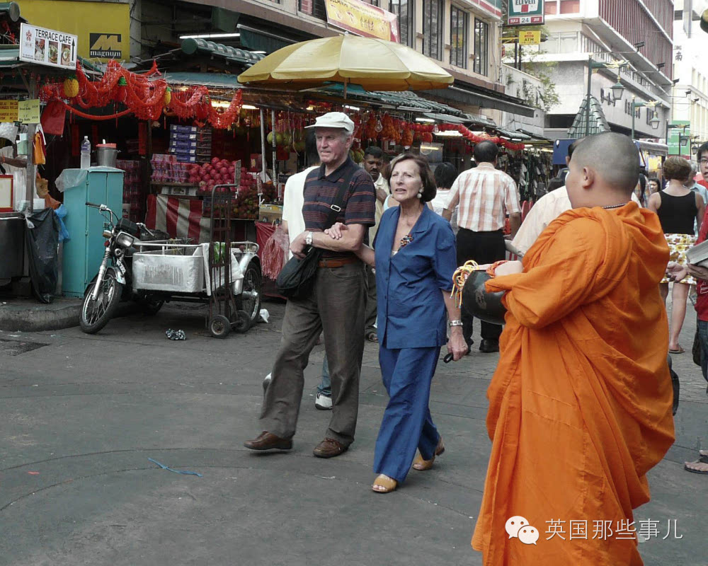 一群亚洲假和尚席卷世界各国的街头.老外已经毛了!