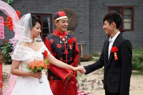 张一山承认女友系白雪 和杨紫狂吻结婚照图片