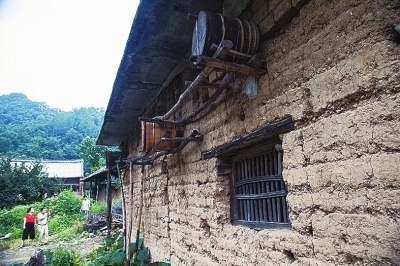 西峡县寨根乡界牌新区迎来了新的曙光,它映红了天空,唤醒了沉睡的山村