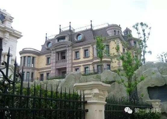 世代徽商舞美公司老总马先生,一直在精选适合自己家族定居的大宅。2015年底,马先生实现了数世同堂、和睦共济的愿望,购置了上海远洋博堡近700平的城堡式独体别墅。 上海戏剧学院舞美专业毕业的马先生,对于空间塑造有着超乎常人的敏锐。一手创立的舞美艺术公司成功上市,目前已是国内同行佼佼者,公司作品则是一串闪亮的名单:2010年上海世博会开闭幕式、2010年广州亚运会开闭幕式、2014年南京青奥会开幕式、第九届中国艺术节、大型景观歌剧《图兰朵》 对于家族大宅,专业水准拔尖的马先生立